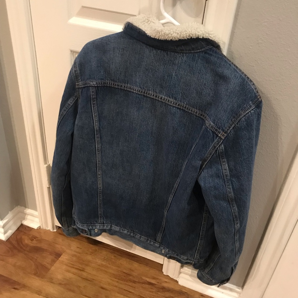 Men’s Levi denim jacket with fur. It fits women like a large
